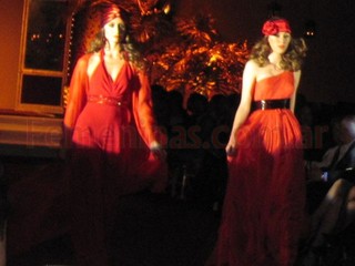Comienza el desfile con vestidos de fiesta  color rojo coleccion jorge Ibanez Marrakesh